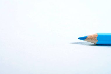 Renkli boya kalemleri, düz kağıtlı kalemler.                          