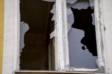 Tadilat için eski bir binanın eski ahşap çerçevesi ve kırık cam penceresi.                        