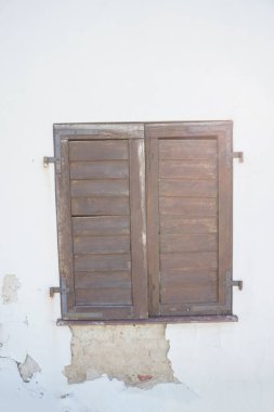 Tadilat için eski bir binanın eski ahşap çerçevesi ve kırık cam penceresi.                        