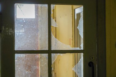 Tadilat için eski bir binanın eski ahşap çerçevesi ve kırık cam penceresi.                        