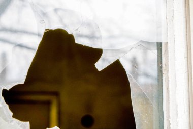 Tadilat için eski bir binanın eski ahşap çerçevesi ve kırık cam penceresi.                        