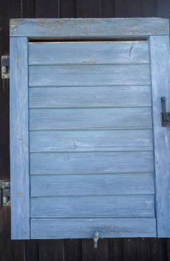 Tadilat için eski bir binanın eski ahşap çerçevesi ve kırık cam penceresi.                        