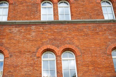 Tadilat için eski bir binanın eski ahşap çerçevesi ve kırık cam penceresi.                        