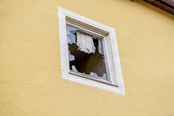 Παλιό Ξύλινο Πλαίσιο Και Σπασμένο Τζάμι Παλιό Κτίριο Για Ανακαίνιση — Φωτογραφία Αρχείου