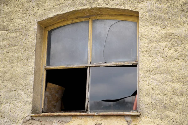 Oud Houten Frame Gebroken Glazen Raam Een Oud Gebouw Voor — Stockfoto