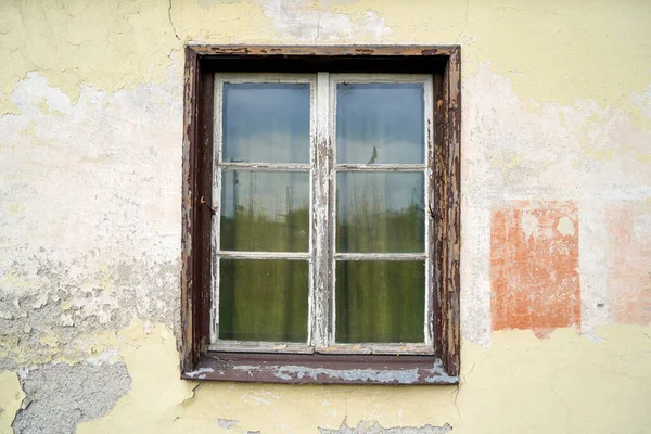 Vieille Charpente Bois Fenêtre Verre Cassé Sur Vieux Bâtiment Pour — Photo