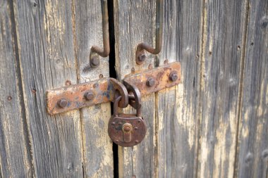 Paslı eski asma kilit ama stüdyoda tam işlevsel bir fotoğraf var.                     