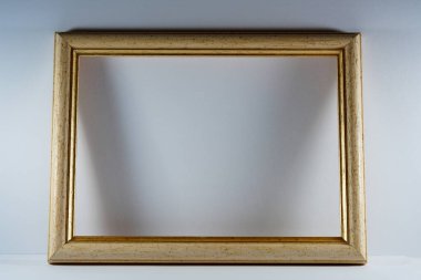 Tahta çerçeveli fotoğraf çerçevesi stüdyoda gölgeli.             