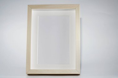 Tahta çerçeveli fotoğraf çerçevesi stüdyoda gölgeli.             