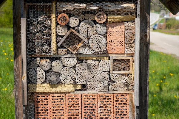 An insect hotel can be easily made from a variety of materials and is very good at watching the insects