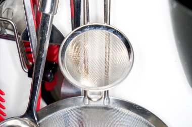 Çatal bıçak takımı mutfakta yemek pişirmeyi kolaylaştırıyor ve burada stüdyoda fotoğraflandı.               