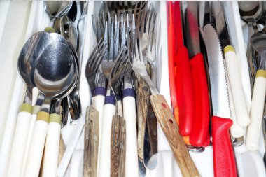 Çatal bıçak takımı mutfakta yemek pişirmeyi kolaylaştırıyor ve burada stüdyoda fotoğraflandı.               