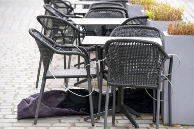 Masalardaki banklar ve sandalyeler seni rahatlamaya ve gevşemeye davet ediyor.                            