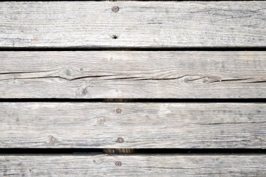 Kaba bir yapısı olan doğal ahşap, gün ışığında dışarıda çekilmiş.              