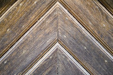 Kaba bir yapısı olan doğal ahşap, gün ışığında dışarıda çekilmiş.              