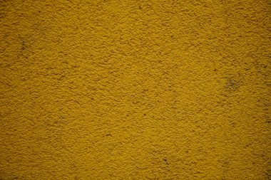 Taş duvar güçlü bir yapıyla örülmüş, gün ışığında fotoğraflanmış.            