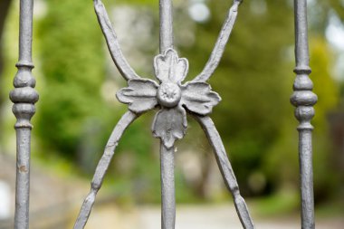 Dekoratif kapı kolu ve kilidi olan eski ve büyük bir kapı.                          