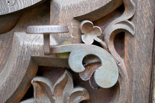 Stare Masywne Drzwi Dekoracyjną Klamką Zamkiem Wszystkie Nadal Funkcjonalne — Zdjęcie stockowe