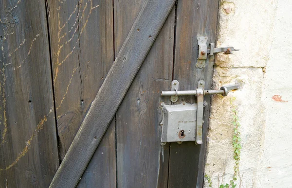 有装饰门把手和锁的巨大的旧门 仍然可以用 — 图库照片