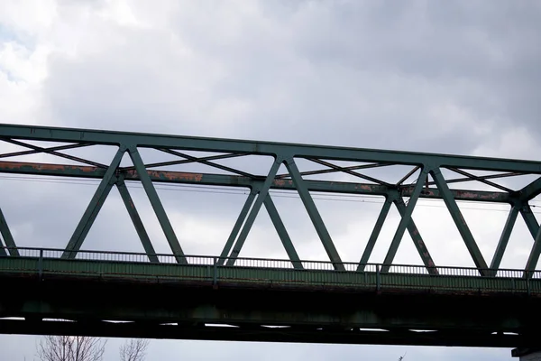 Stahlkonstruktion Als Eisenbahnbrücke Deutschland Mit Genieteten Stahlträgern — Stockfoto