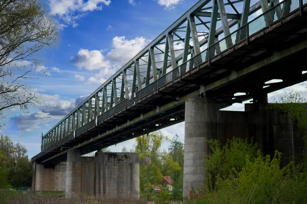 Stahlkonstruktion Als Eisenbahnbrücke Deutschland Mit Genieteten Stahlträgern — Stockfoto