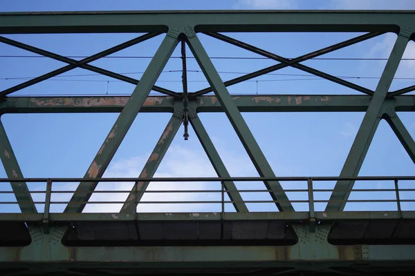 Stahlkonstruktion Als Eisenbahnbrücke Deutschland Mit Genieteten Stahlträgern — Stockfoto