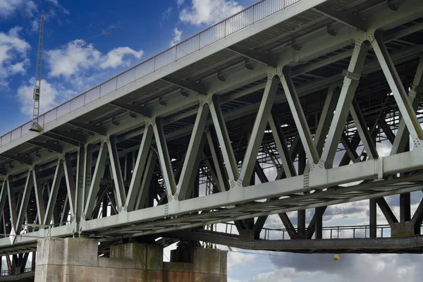 Stahlkonstruktion Als Eisenbahnbrücke Deutschland Mit Genieteten Stahlträgern — Stockfoto