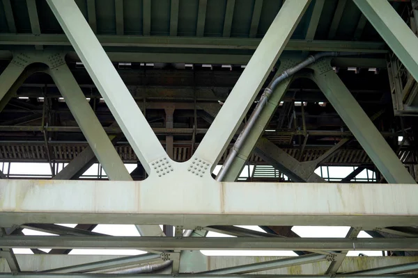 Stahlkonstruktion Als Eisenbahnbrücke Deutschland Mit Genieteten Stahlträgern — Stockfoto