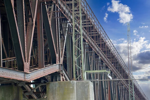 Stahlkonstruktion Als Eisenbahnbrücke Deutschland Mit Genieteten Stahlträgern — Stockfoto