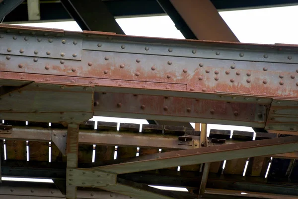 Stahlkonstruktion Als Eisenbahnbrücke Deutschland Mit Genieteten Stahlträgern — Stockfoto