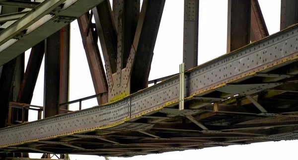 リベット接合鋼桁付きドイツの鉄道橋としての鋼構造 — ストック写真