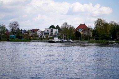 Bavyera 'daki bir nehrin kıyısı. Detaylı olarak fotoğraflanmış.