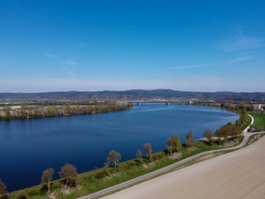 Bavyera 'daki bir nehrin kıyısı. Detaylı olarak fotoğraflanmış.