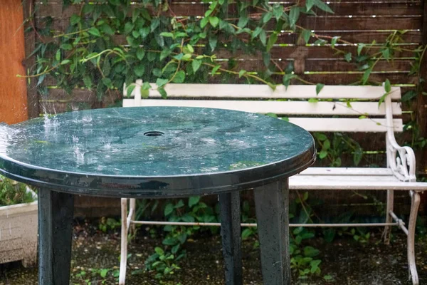 Regen Mit Plätschernden Wassertropfen Frühling Deutschland Fotografiert — Stockfoto