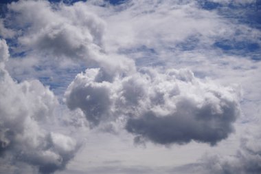 Mayıs 'ta Bavyera' da bulutlar güçlü rüzgar ve mavi gökyüzü                           