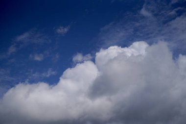 Mayıs 'ta Bavyera' da bulutlar güçlü rüzgar ve mavi gökyüzü                           