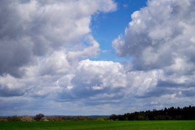 Mayıs 'ta Bavyera' da bulutlar güçlü rüzgar ve mavi gökyüzü                           