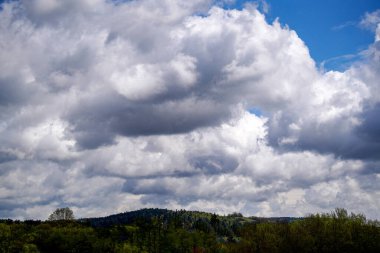 Mayıs 'ta Bavyera' da bulutlar güçlü rüzgar ve mavi gökyüzü                           