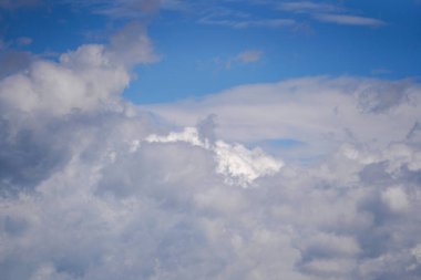 Mayıs 'ta Bavyera' da bulutlar güçlü rüzgar ve mavi gökyüzü                           