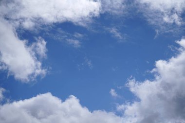 Mayıs 'ta Bavyera' da bulutlar güçlü rüzgar ve mavi gökyüzü                           