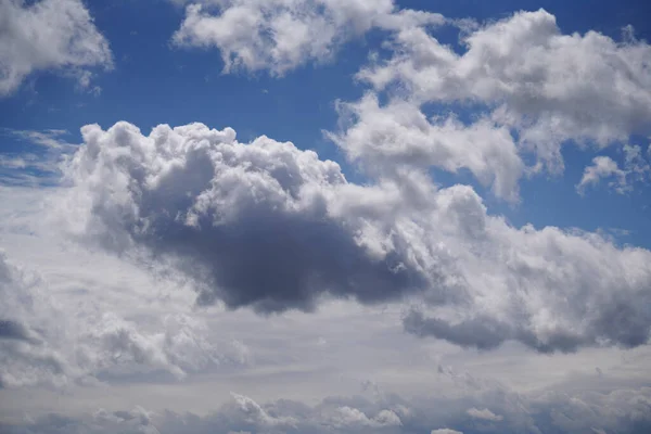 Chmury Nad Bawarią Maju Silnym Wiatrem Błękitnym Białym Niebem — Zdjęcie stockowe