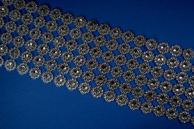 Kendi geçmişiniz için bir çerçeve olarak mavi kırmızı sarı cam boncuklar                         