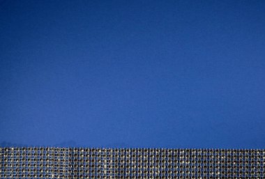 Kendi geçmişiniz için bir çerçeve olarak mavi kırmızı sarı cam boncuklar                         