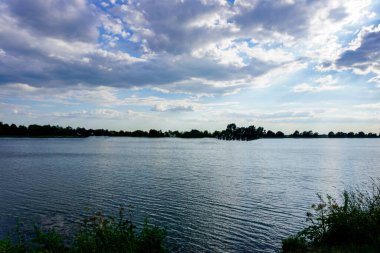    Tuna Nehri ve eski suları Regensburg yakınlarındaki Bavyera 'da fotoğraflanmıştır.                            