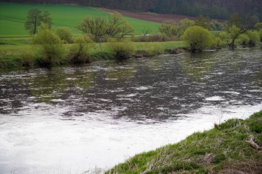    Tuna Nehri ve eski suları Regensburg yakınlarındaki Bavyera 'da fotoğraflanmıştır.                            