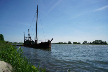    Tuna Nehri ve eski suları Regensburg yakınlarındaki Bavyera 'da fotoğraflanmıştır.                            