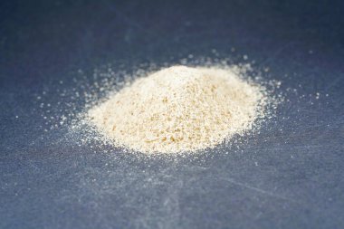 Stüdyoda siyah bir arkaplanda çekilmiş Hint pire tohumları.    