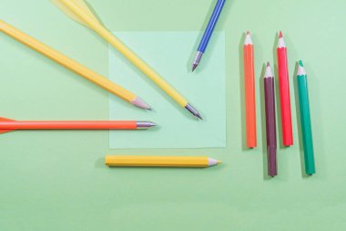 Üst görüntüde yer alan metin için arkaplan renkli. Stüdyoda hala ışık altında fotoğraflanmış.                             