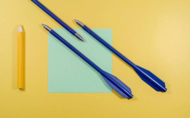 Üst görüntüde yer alan metin için arkaplan renkli. Stüdyoda hala ışık altında fotoğraflanmış.                             