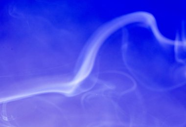 Tütsü çubuğundan tütsü tüttürürken stüdyoda renkli folyolar çekiliyor.                        